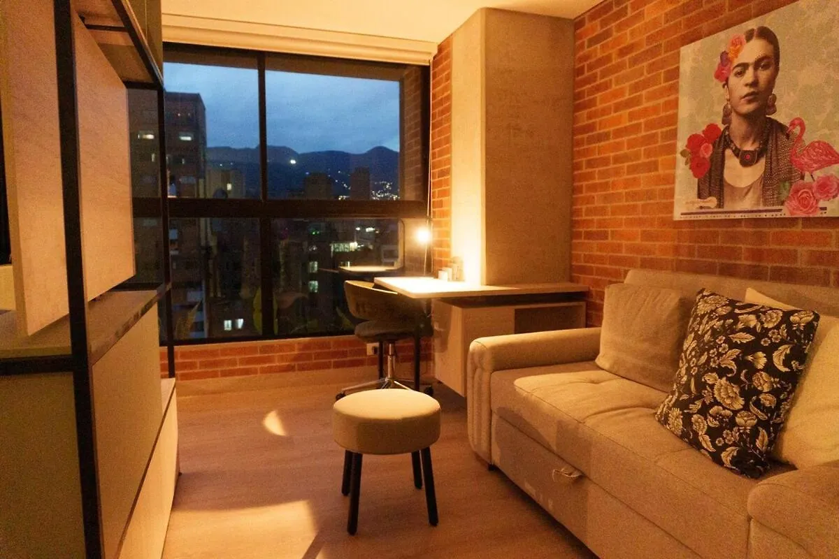 메딜린 New In Laurels With Air , Loft Type, Giant Tv 아파트