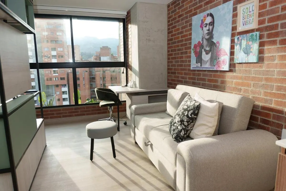 메딜린 New In Laurels With Air , Loft Type, Giant Tv 아파트